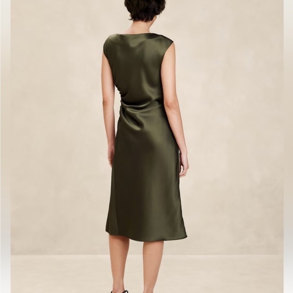 Banana Republic SHIRRED-SIDE
SATIN MIDI DRESS - Picture 2 of 9